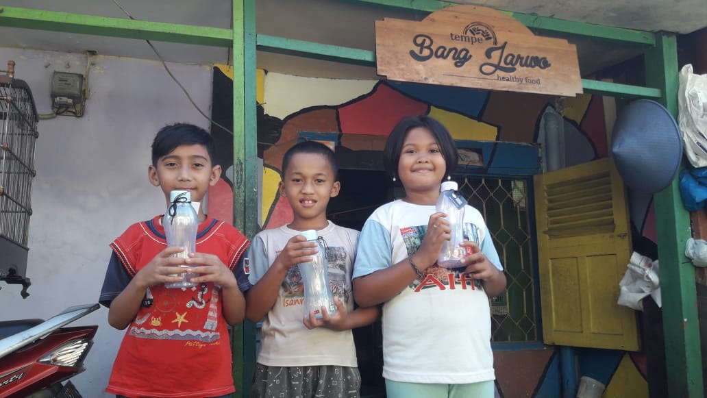 Kampoeng Dolanan feat Sejuta Botol Minum