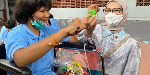 Angkie Yudistia Membagikan Mainan Jadoel Kampoeng Dolanan ke Anak-anak Liponsos Kalijudan Bersama Disabilitas Berkarya