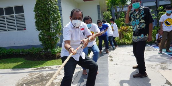 Cak Ji - Armudji Wakil Walikota Surabaya Bermain Tarik Tambang bersama Anak-anak Disabilitas Liponsos Kalijudan saat Hari Disabilitas Internasional